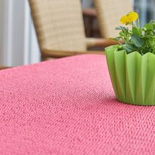 pinke Tischdecke und grüner Blumentopf